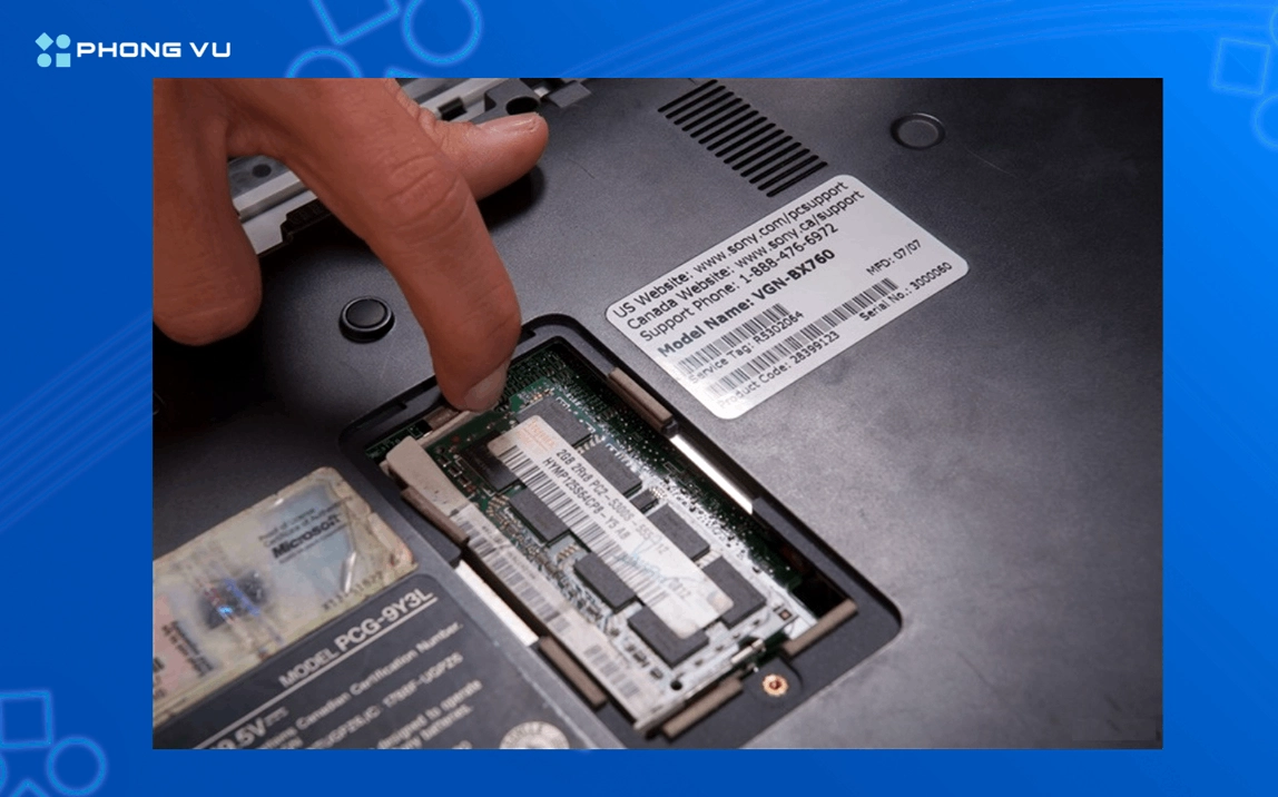 Hướng dẫn chi tiết cách nâng cấp RAM cho laptop chuẩn kỹ thuật 5 Đẩy linh kiện mới vào khe cắm góc 45 độ và ấn xuống để khớp chốt bảo vệ
