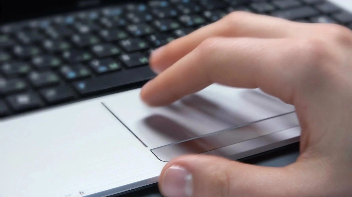 Hướng dẫn chi tiết cách test laptop cũ chuẩn xác không lo mua hớ 3 Di chuyển trên touchpad để kiểm tra độ nhạy và các nút bấm