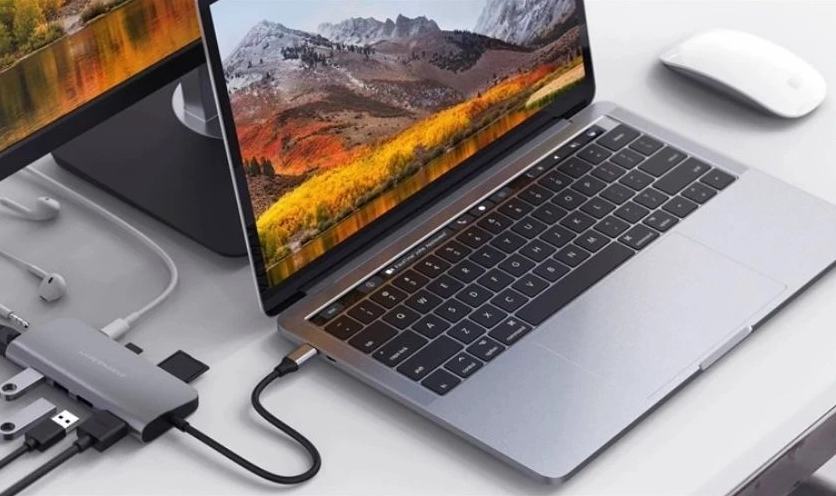 Hướng dẫn chi tiết cách sạc laptop khi không có sạc an toàn và hiệu quả nhất 3 Dùng Adapter đa năng là cách sạc laptop khi không có sạc đơn giản