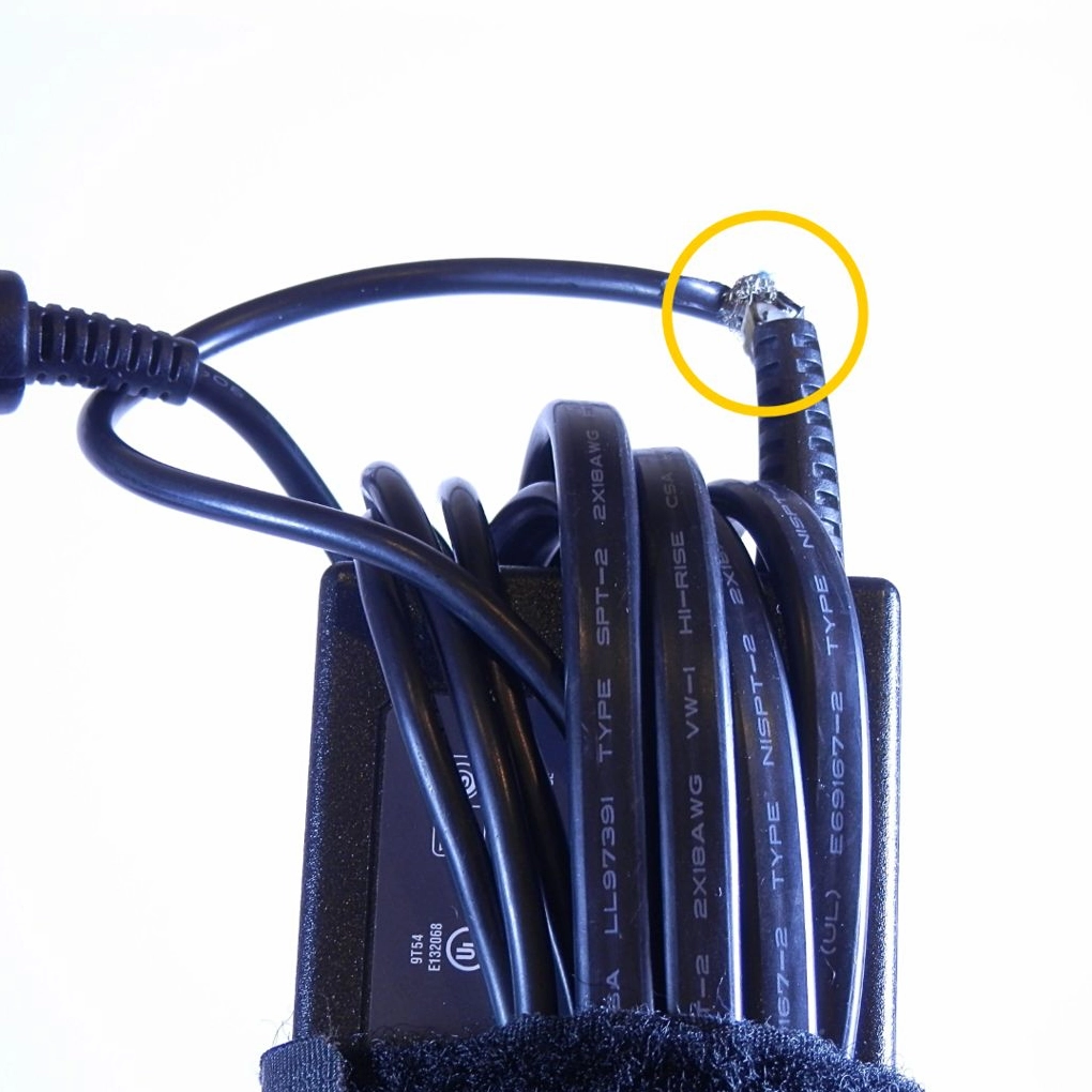 Hướng dẫn chi tiết cách tháo sạc laptop Asus tại nhà an toàn và hiệu quả 3 Dùng dao mỏng chèn vào đường rãnh trên vỏ sạc laptop để chuẩn bị tách