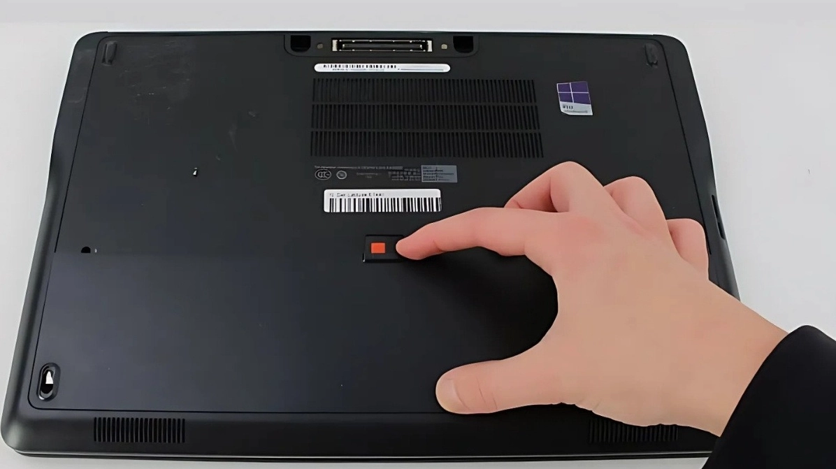 Hướng dẫn chi tiết cách mở pin laptop Dell an toàn ngay tại nhà 5 Dùng ngón tay đẩy thanh gạt sang vị trí mở khóa để nhả lẫy giữ pin
