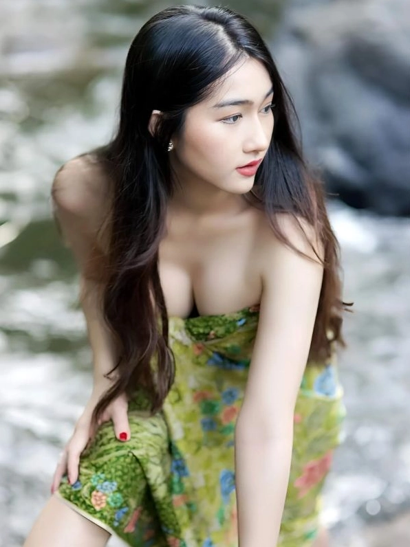 Đường cong quyến rũ lấp ló dưới làn nước trong vắt