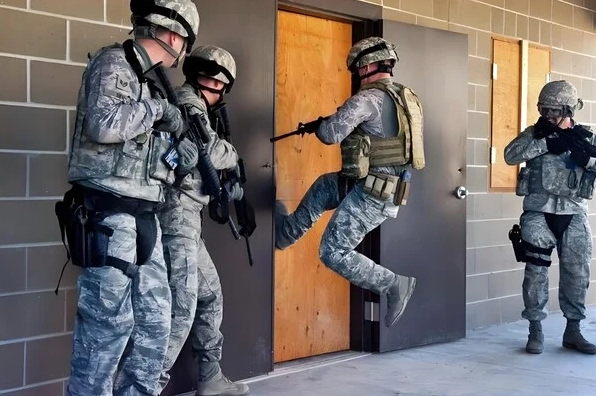 FBI gõ cửa nhà bạn lúc nửa đêm cực căng