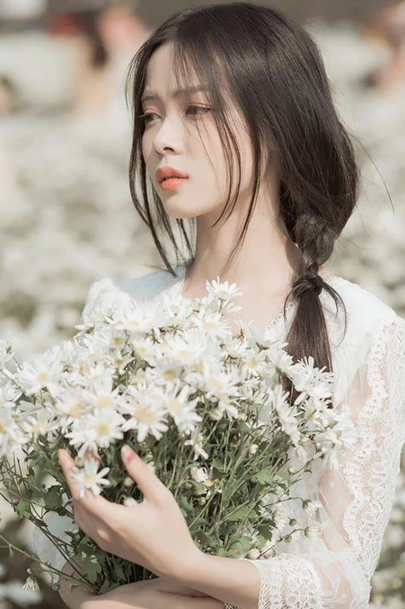 Gái buồn cầm hoa hồng với ánh mắt sâu lắng