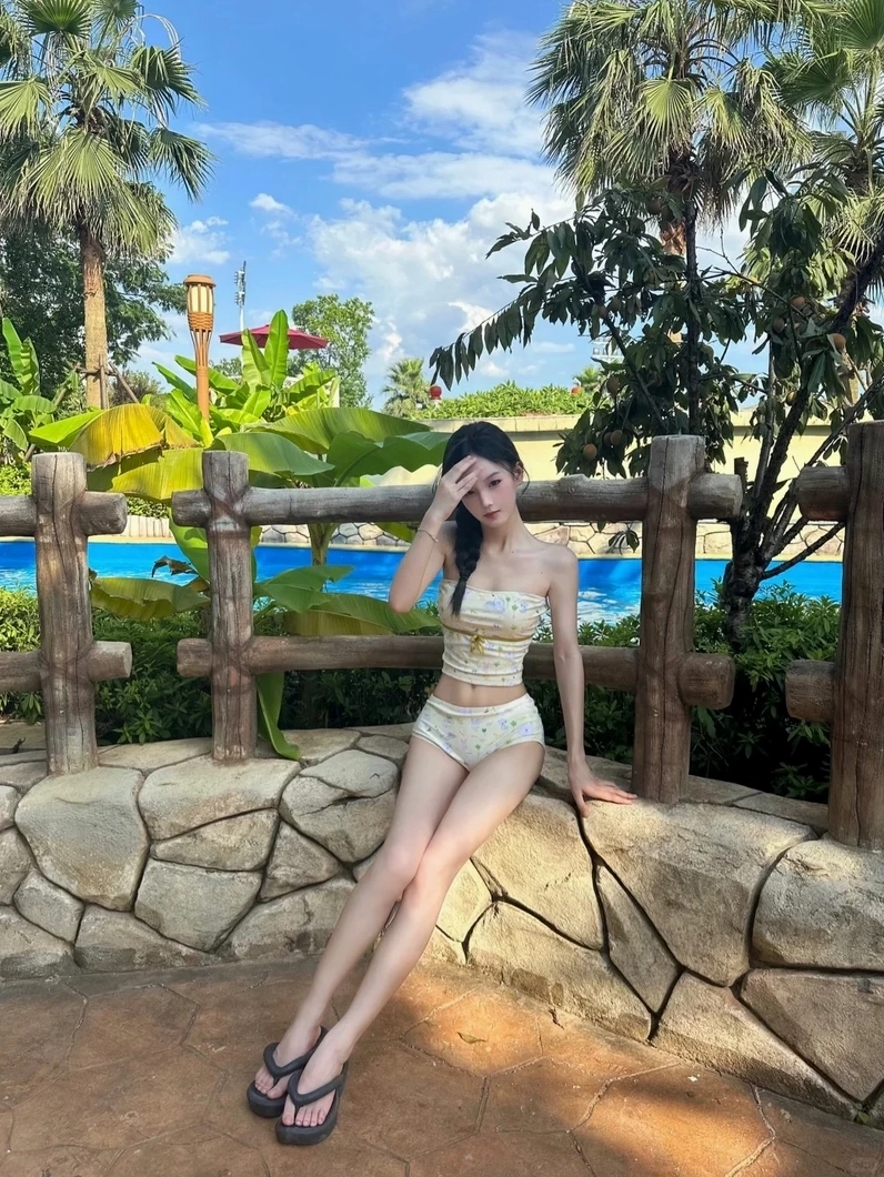 Gái mặc đồ bơi đi biển rực rỡ và trẻ trung