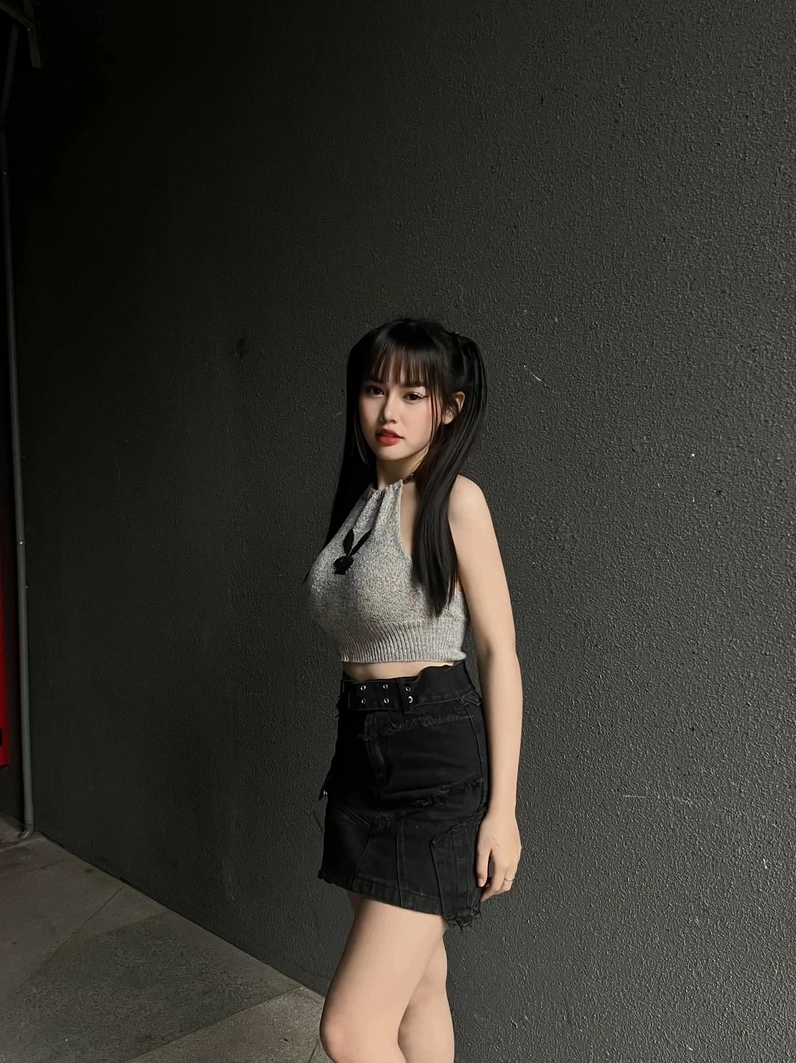 Gái xinh 2k 18 cộng thể hiện sự quyến rũ trưởng thành và đầy hấp dẫn