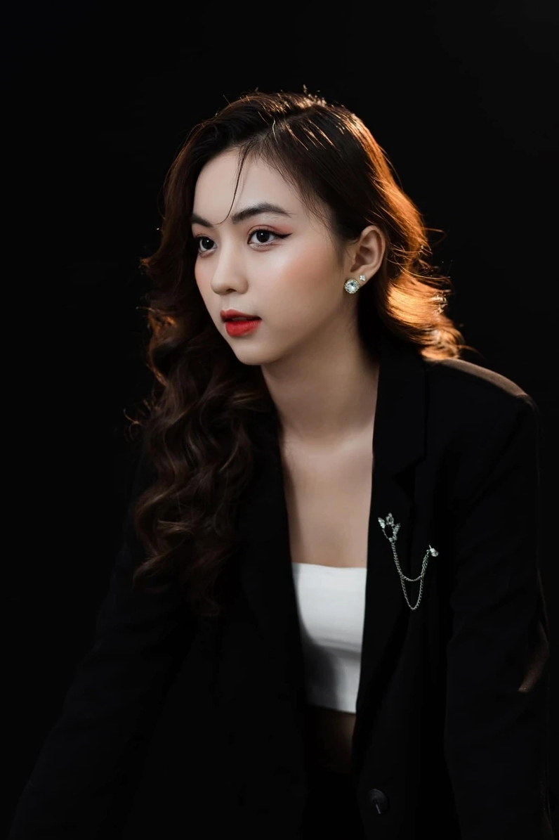 Gái xinh 2k với phong cách thời trang độc đáo luôn bắt kịp xu hướng