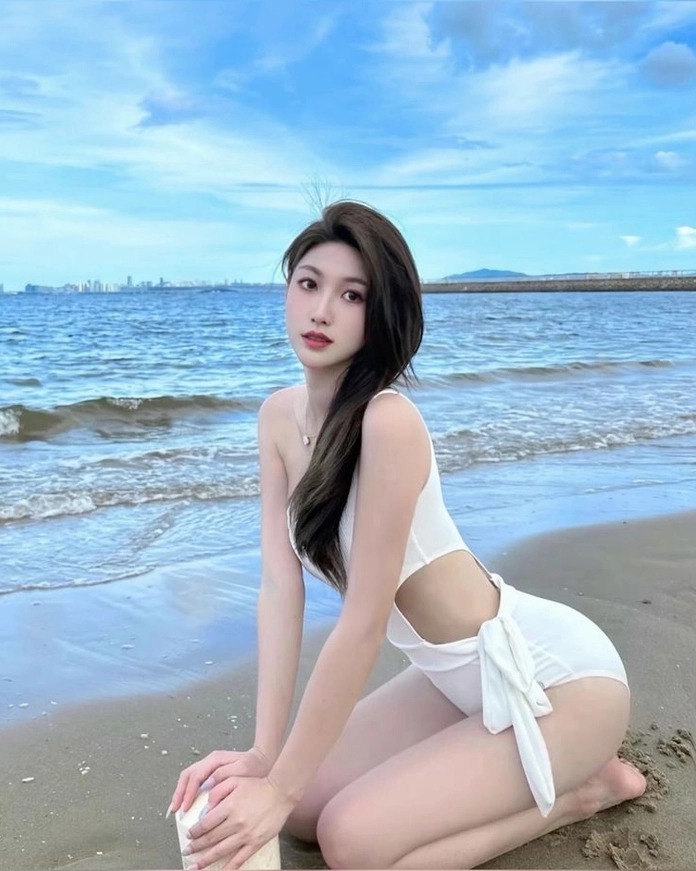 Gái xinh bikini trắng phong cách quyến rũ thiêu đốt ánh nhìn