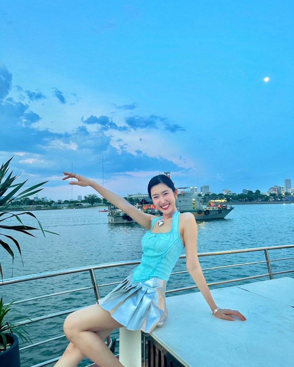 Trọn bộ 99 ảnh gái đẹp bãi biển quyến rũ vạn người mê 9 Gái xinh đi biển mặc váy maxi quyến rũ dạo bước trên bãi cát