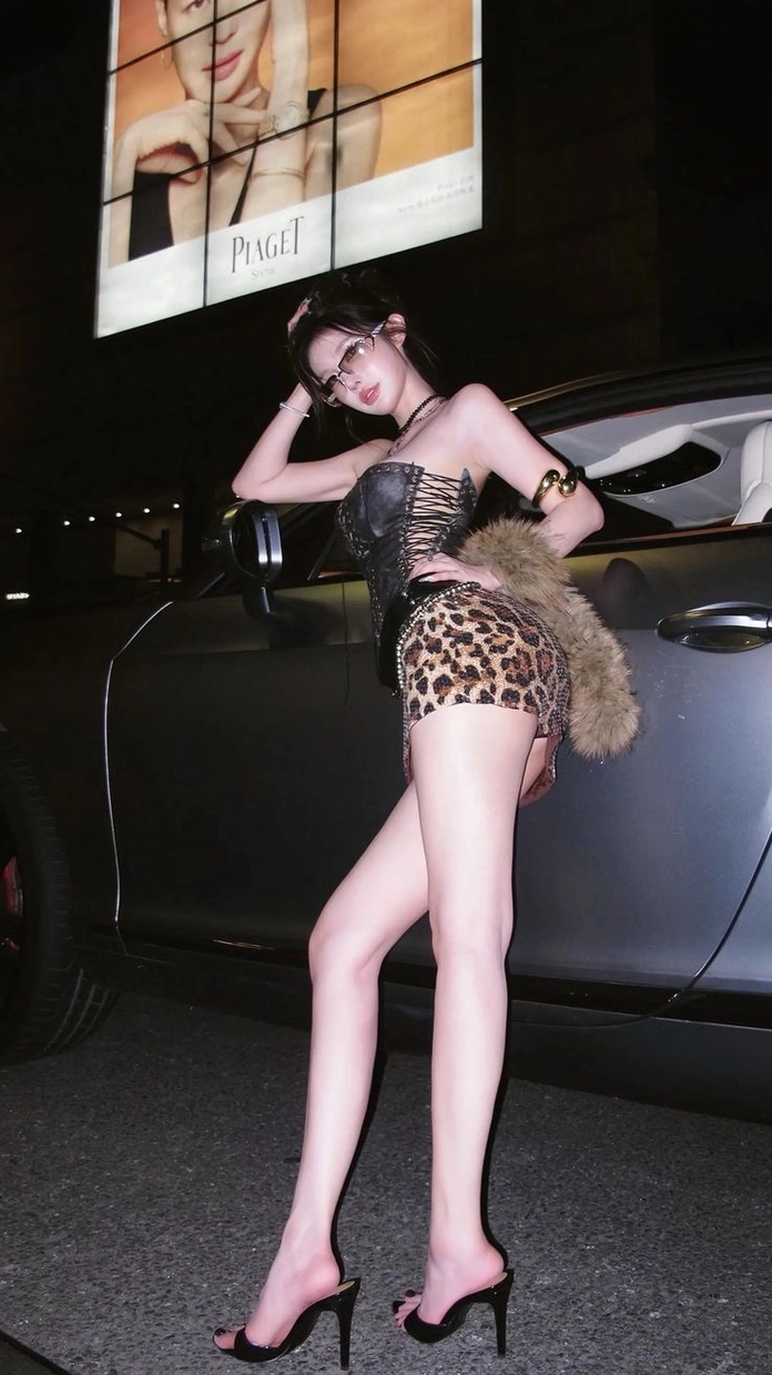 Gái xinh Hà Nội mang vibe đô thị hiện đại