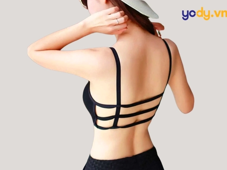 Trọn bộ ảnh cô gái mặc áo 3 dây quyến rũ và đầy cuốn hút năm 2026 4 Gái xinh mặc áo 3 dây khoe làn da mịn màng trong ánh sáng tự nhiên tuyệt đẹp
