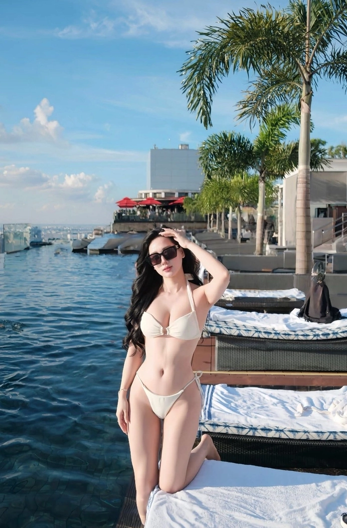 Gái xinh mặc bikini màu trắng sang trọng quý phái