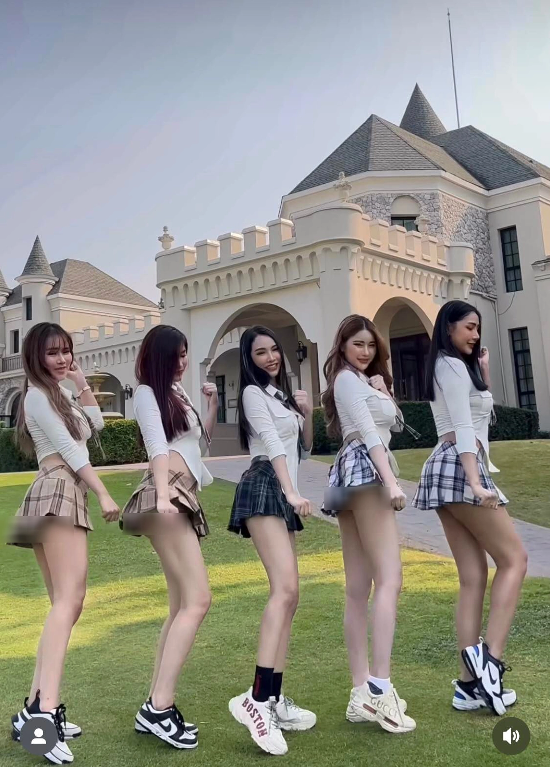 Gái xinh tiktok nổi bật với nụ cười rạng rỡ trong khi thực hiện vũ điệu lắc hông gợi cảm