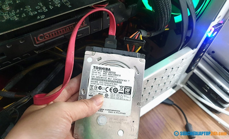Hướng dẫn cách lắp ổ cứng laptop vào PC đơn giản và an toàn 4 Gắn ổ cứng vào máy tính để bàn bằng cáp SATA và cáp nguồn