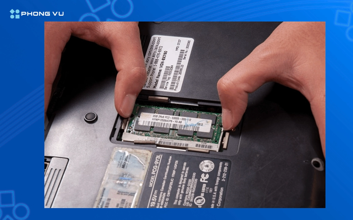 Hướng dẫn chi tiết cách nâng cấp RAM cho laptop chuẩn kỹ thuật 4 Gạt hai lẫy kim loại hai bên để lấy thanh linh kiện ra khỏi khe cắm bo mạch