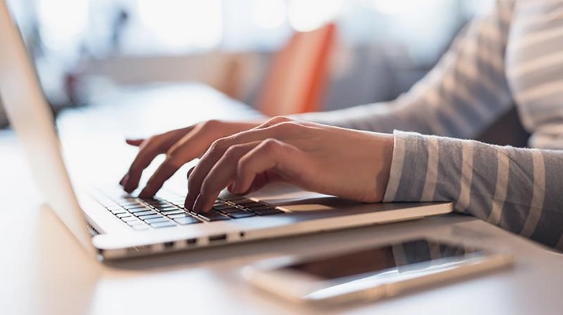 Giao diện phần mềm kiểm tra cấu hình và hiệu năng của laptop cũ