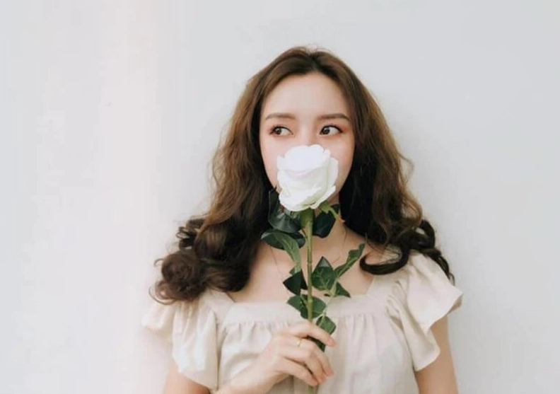 Girl cầm hoa hồng đẹp với phong thái thanh lịch