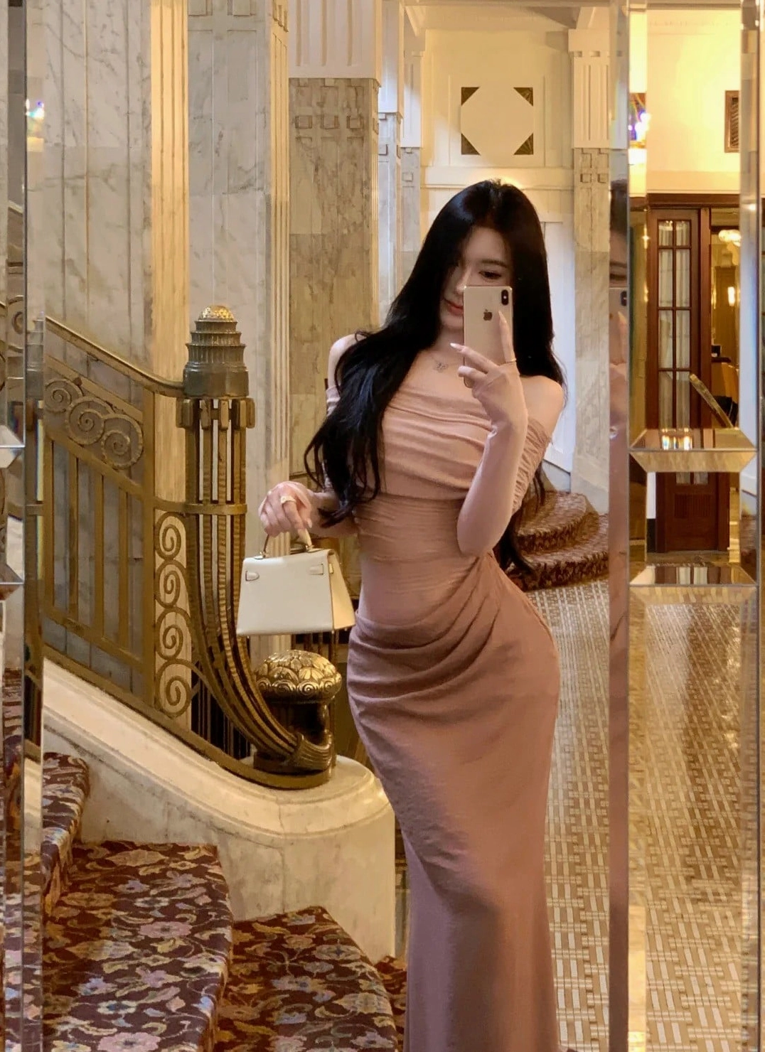 Trọn bộ ảnh gái chụp dáng trước gương đẹp quyến rũ cuốn hút 10 Góc chụp khoe trọn đôi chân dài miên man