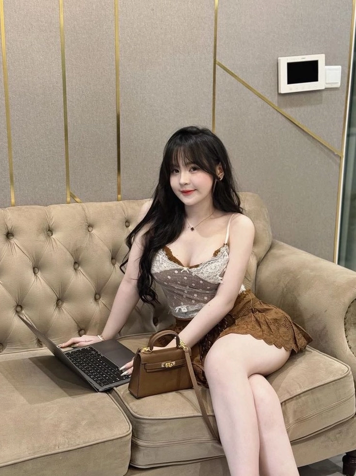 Góc nghiêng thần thánh với mái tóc xõa buông lơi