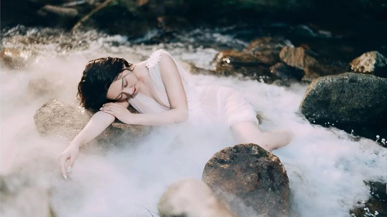 Gương mặt mộc mạc hoang dã của cô nàng bên dòng thác