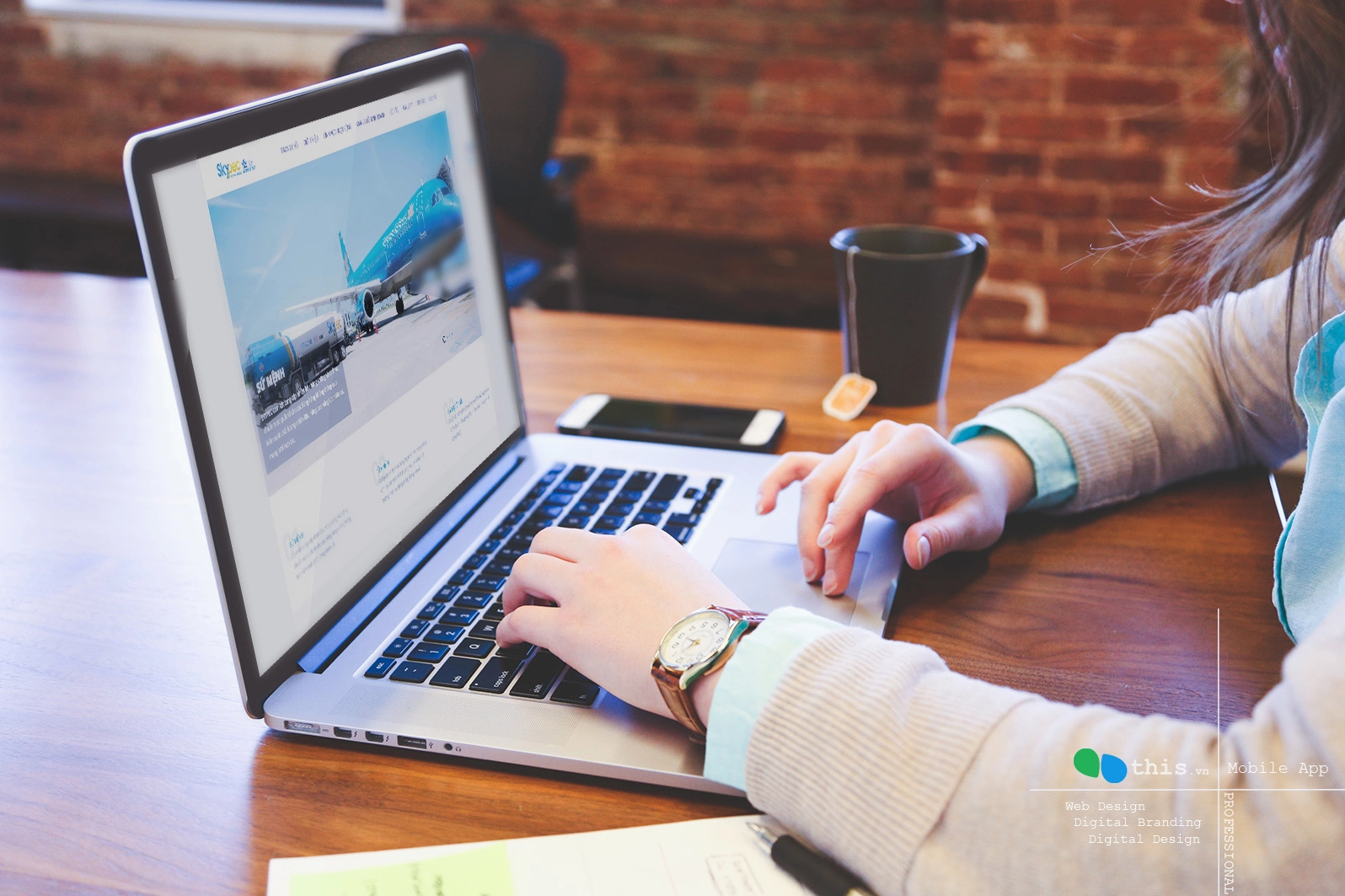 Hai người đang thảo luận và làm việc trên một dự án thiết kế giao diện website