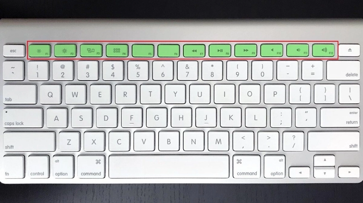 Hàng phím chức năng từ F1 đến F12 nằm ở vị trí trên cùng của bàn phím laptop