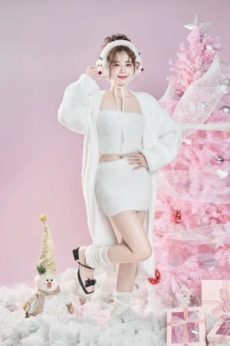 Hình ảnh cô gái 2k vui vẻ dạo phố với phong cách thời trang trẻ trung năng động