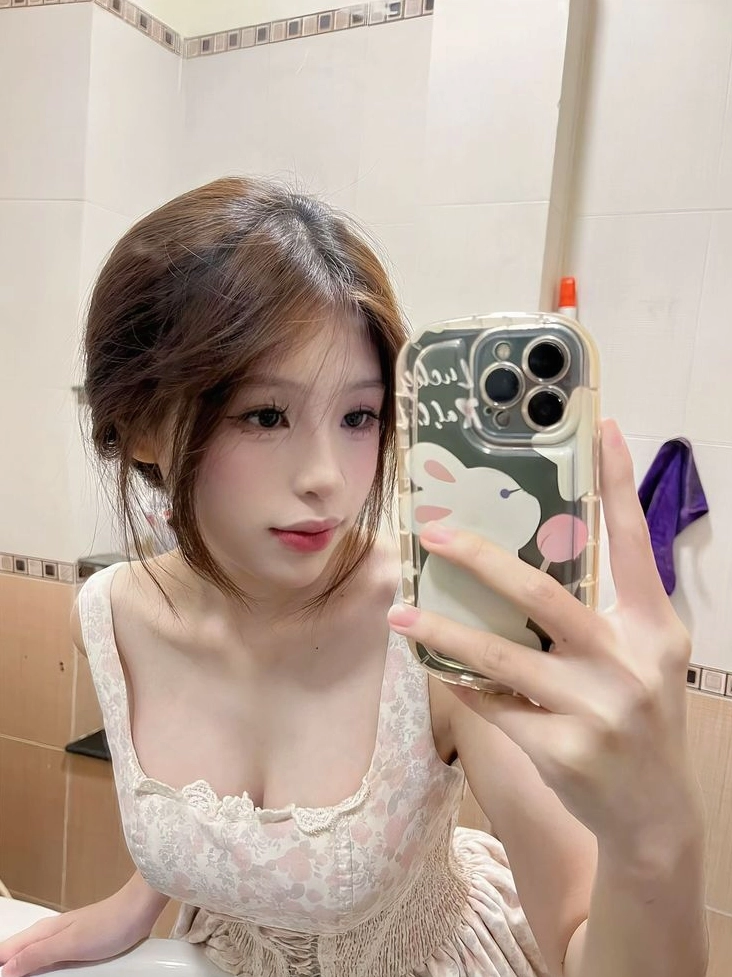 Ngắm trọn bộ ảnh gái xinh 2008 mặc bikini gợi cảm 4 Hình ảnh cô gái sinh năm 2008 nổi bật giữa đám đông