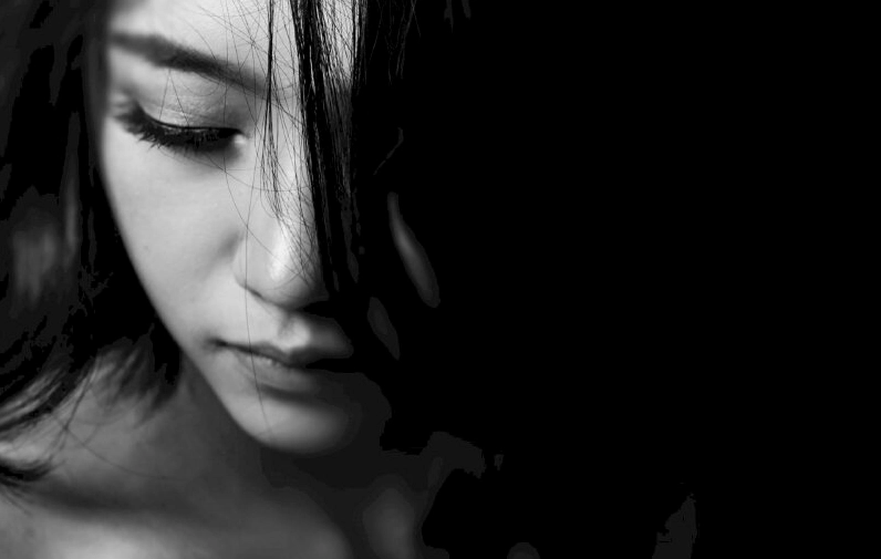 Hình ảnh cô gái tóc dài mang nỗi buồn man mác giấu mặt tinh tế