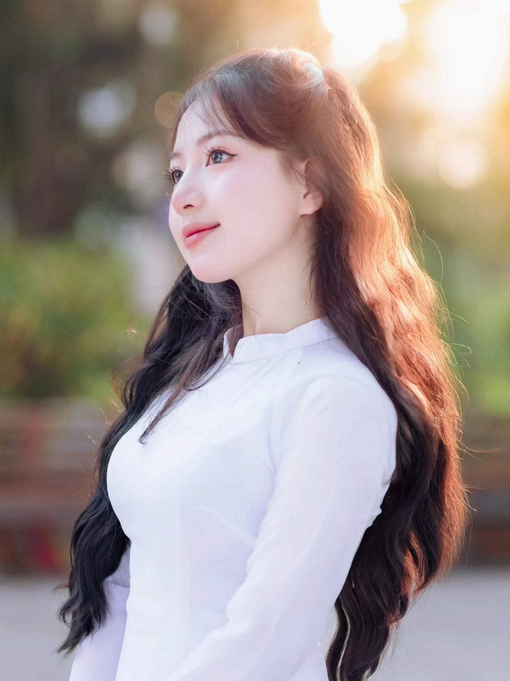 Ngắm nhìn bộ sưu tập 20+ ảnh cô gái cười đẹp rạng rỡ nhất 2026 12 Hình ảnh cô gái tươi cười rạng rỡ dưới ánh nắng vàng ươm của mùa thu