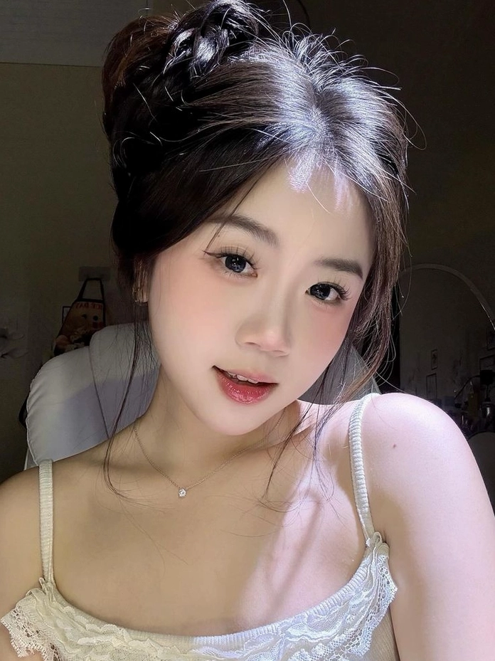Hình ảnh cô nàng đeo kính với biểu cảm nhí nhảnh