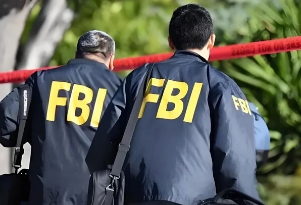 Hình ảnh FBI listening meme soi mói từng tin nhắn