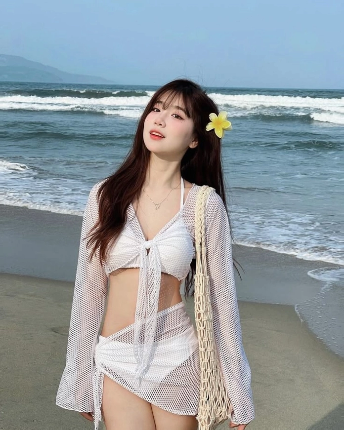 Hình ảnh gái xinh bikini trắng nổi bật làn da không tì vết