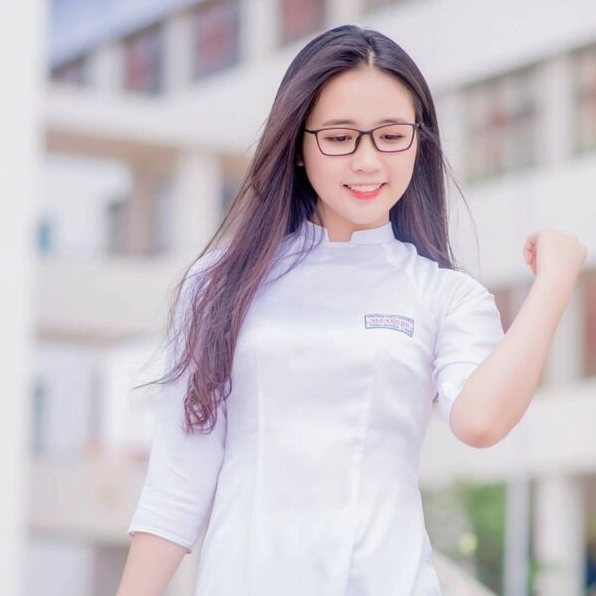 Bộ sưu tập ảnh gái xinh tóc dài đeo kính 2k4 đẹp nhất 2026 5 Hình ảnh gái xinh tóc dài đeo kính 2k dịu dàng bên tà áo dài