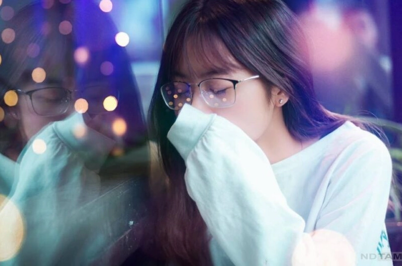 Bộ sưu tập ảnh gái xinh tóc dài đeo kính 2k4 đẹp nhất 2026 8 Hình ảnh gái xinh tóc dài đeo kính che mặt