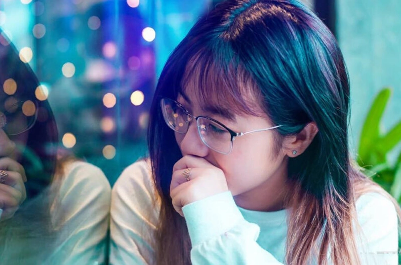 Bộ sưu tập ảnh gái xinh tóc dài đeo kính 2k4 đẹp nhất 2026 11 Hình ảnh gái xinh tóc dài đeo kính e thẹn