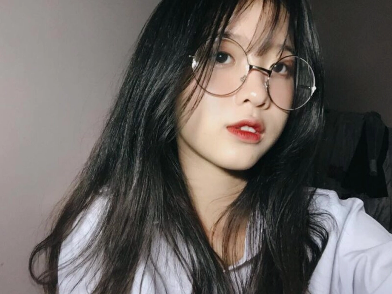 Bộ sưu tập ảnh gái xinh tóc dài đeo kính 2k4 đẹp nhất 2026 12 Hình ảnh gái xinh tóc dài đeo kính khuôn mặt bầu bĩnh