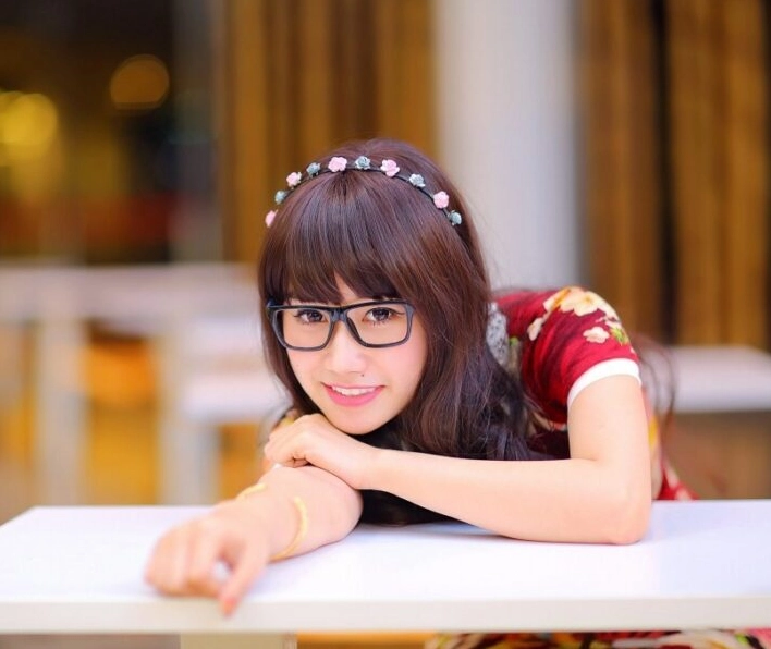 Bộ sưu tập ảnh gái xinh tóc dài đeo kính 2k4 đẹp nhất 2026 13 Hình ảnh gái xinh tóc dài đeo kính nét đẹp thơ mộng
