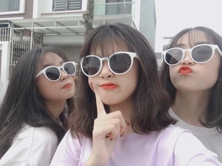 Hình ảnh gái xinh tóc ngắn đeo kính che mặt dễ thương