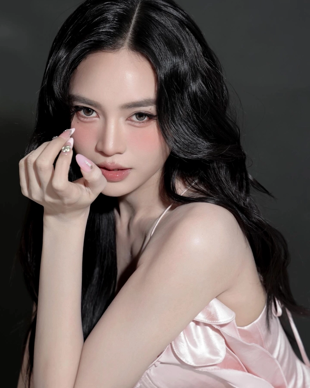 Hình ảnh hot girl nổi tiếng tỏa sáng với thần thái sang chảnh
