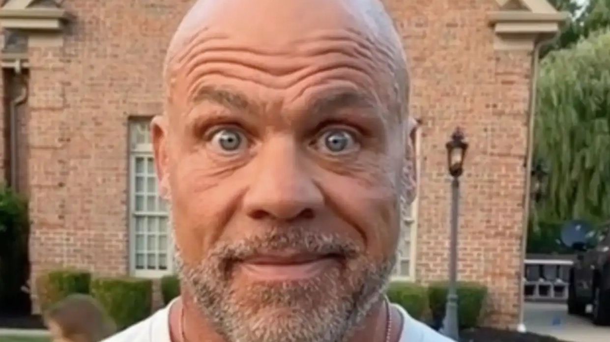 Trọn bộ hình ảnh kurt angle meme hài hước và tiểu sử chi tiết 1 Hình ảnh Kurt Angle nhìn chằm chằm vào ống kính tạo nên chiếc meme huyền thoại