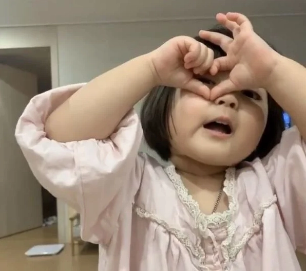 Bộ sưu tập 30 ảnh meme trái tim hài hước đáng yêu nhất 6 Hình ảnh meme trái tim cute girl vô cùng xinh xắn đáng yêu