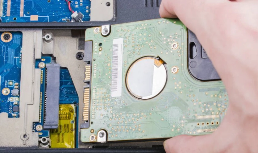 Hình ảnh minh họa tầm quan trọng của việc kiểm tra tình trạng sức khỏe ổ cứng trên laptop cũ trước khi mua