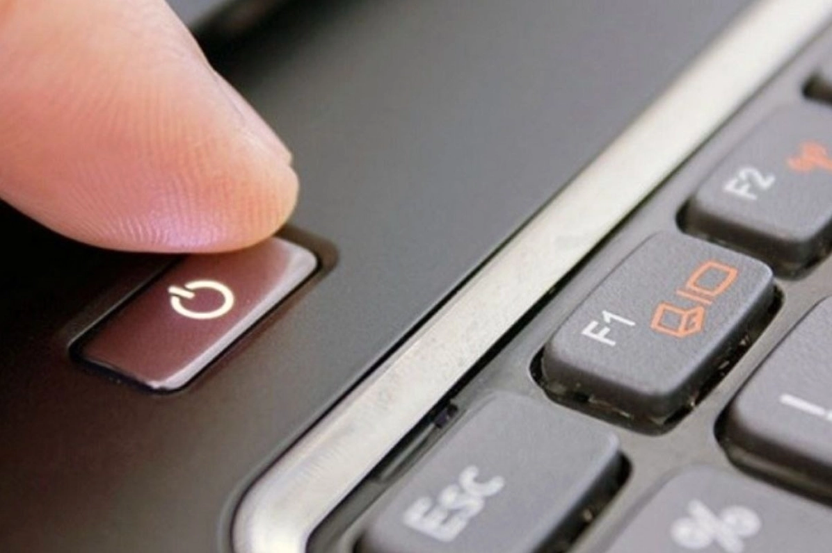 Hình ảnh minh họa thao tác tắt máy và rút phích cắm điện trước khi mở vỏ laptop