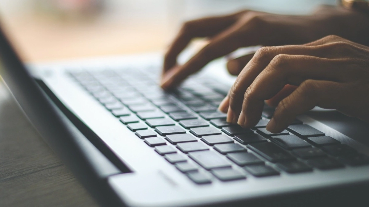 Hình ảnh minh họa thói quen sử dụng các phím tắt kết hợp trên laptop để làm việc hiệu quả