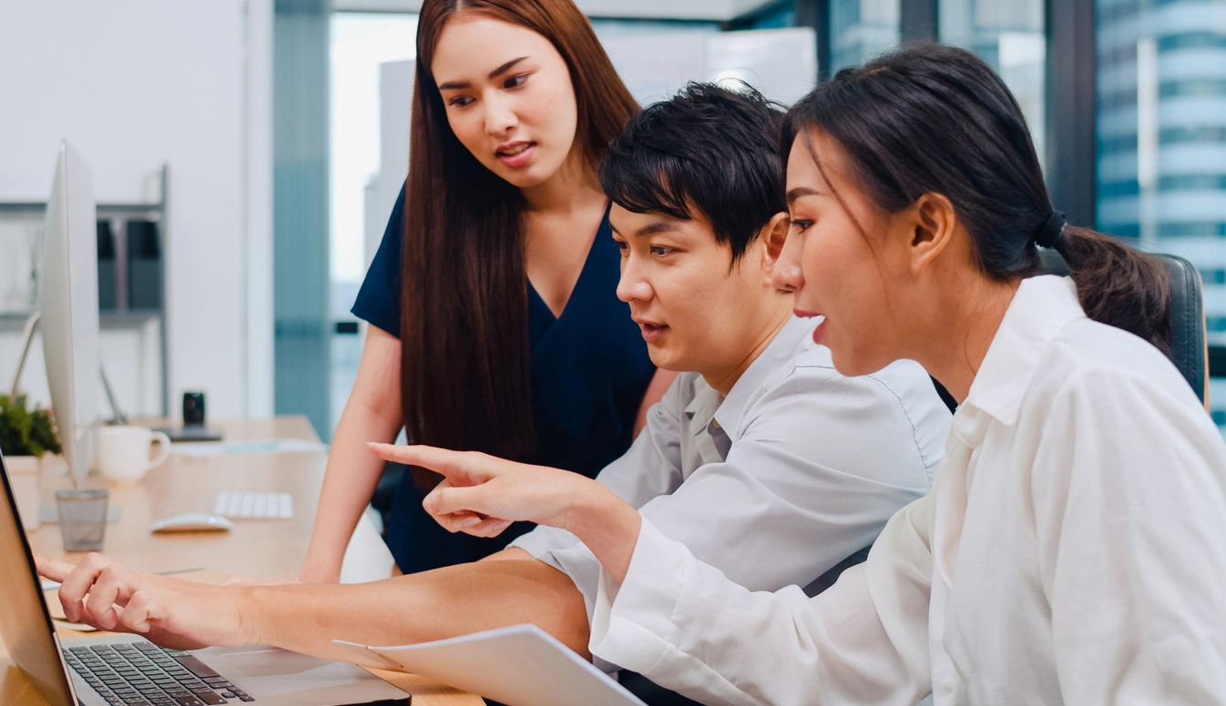 Hình ảnh mô phỏng quá trình làm việc nhóm và lưu trữ dữ liệu an toàn trên nền tảng đám mây