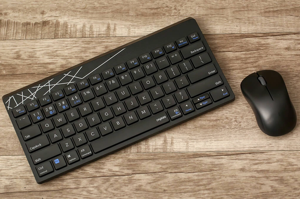 Hướng dẫn chi tiết cách tăng thời gian sử dụng pin laptop hiệu quả nhất 4 Hình ảnh một bộ chuột không dây đang được kết nối với laptop qua cổng USB