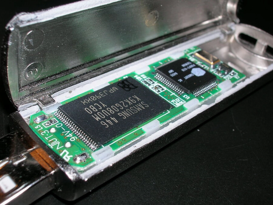 Hướng dẫn chi tiết sử dụng phần mềm sửa lỗi USB không cho format hiệu quả nhất 1 Hình ảnh một chiếc USB bị lỗi không thể nhận diện định dạng khi cắm vào máy tính