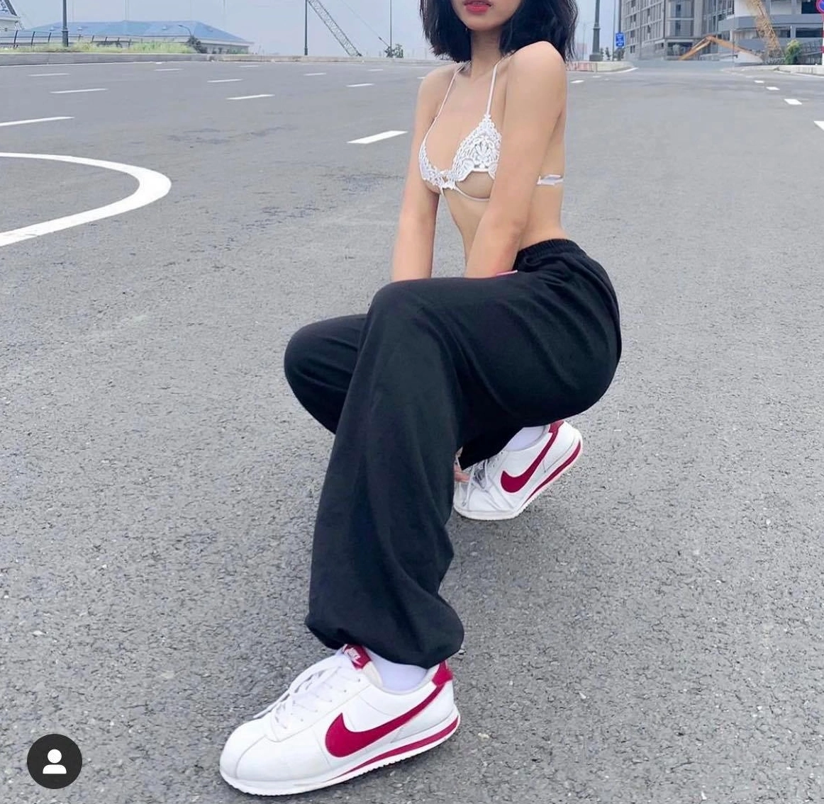 Hình ảnh một hotgirl dạo phố che mặt thể hiện phong cách đường phố đầy sự cá tính