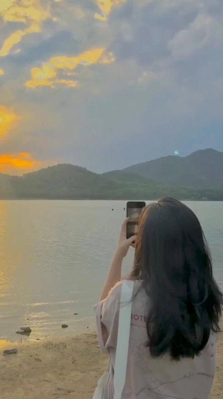 Hình ảnh nghệ thuật chụp quay lưng của cô gái giấu mặt trông rất cool ngầu và đầy phong cách
